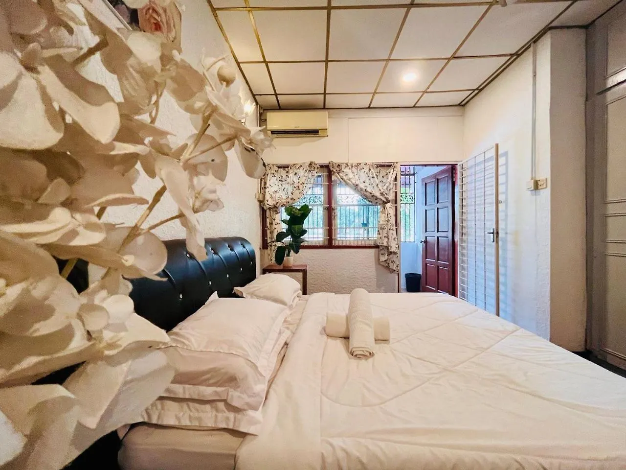 Botanical Retro-Cottage By Stayco George Town